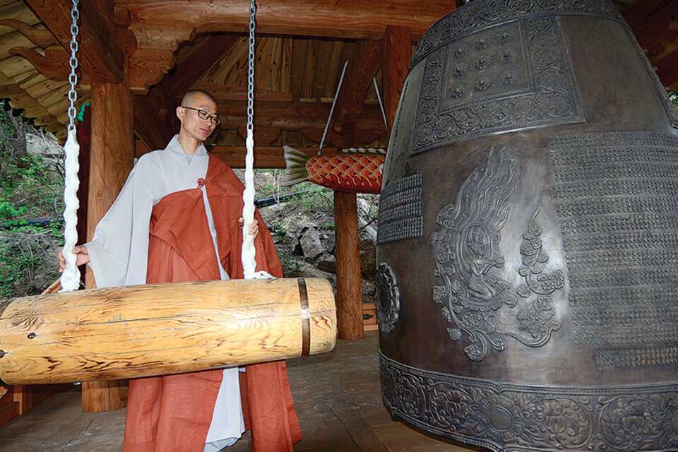 El monje Kim comienza a meditar a las 6 am cada día de su vida.