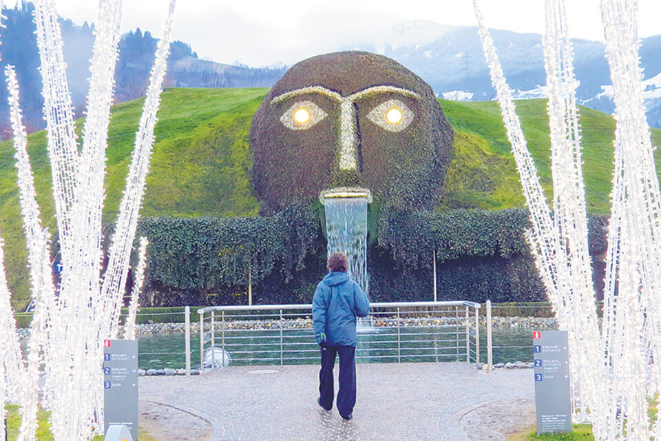 El gigante de piedra y musgo que custodia Kristallwelten a la sombra de los Alpes. (Fuente: Graciela Cutuli)