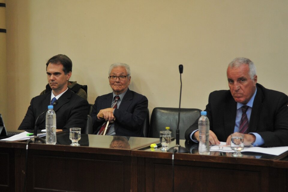 Los abogados de la defensa y en el centro: Adolfo Kushidonchi, el único imputado presente en la sala. (Fuente: Eduardo Seval)