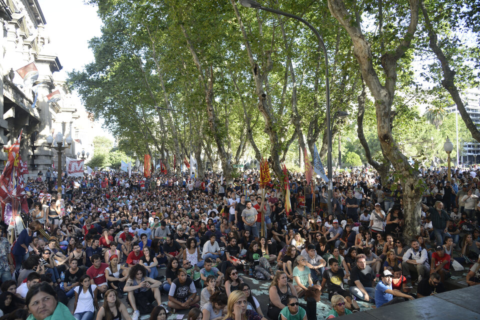 "Unidad de los trabajadores y al que no le gusta, se jode, se jode", se escuchó en la plaza. (Fuente: Andres Macera)