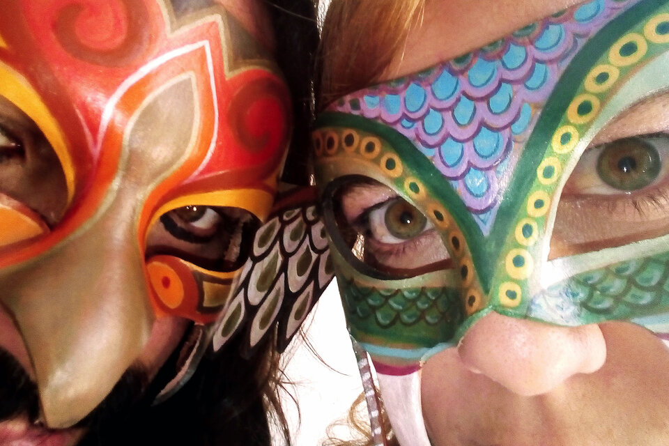Dany Riaño y Andrea Feiguin con las máscaras que utilizan en sus conciertos.
