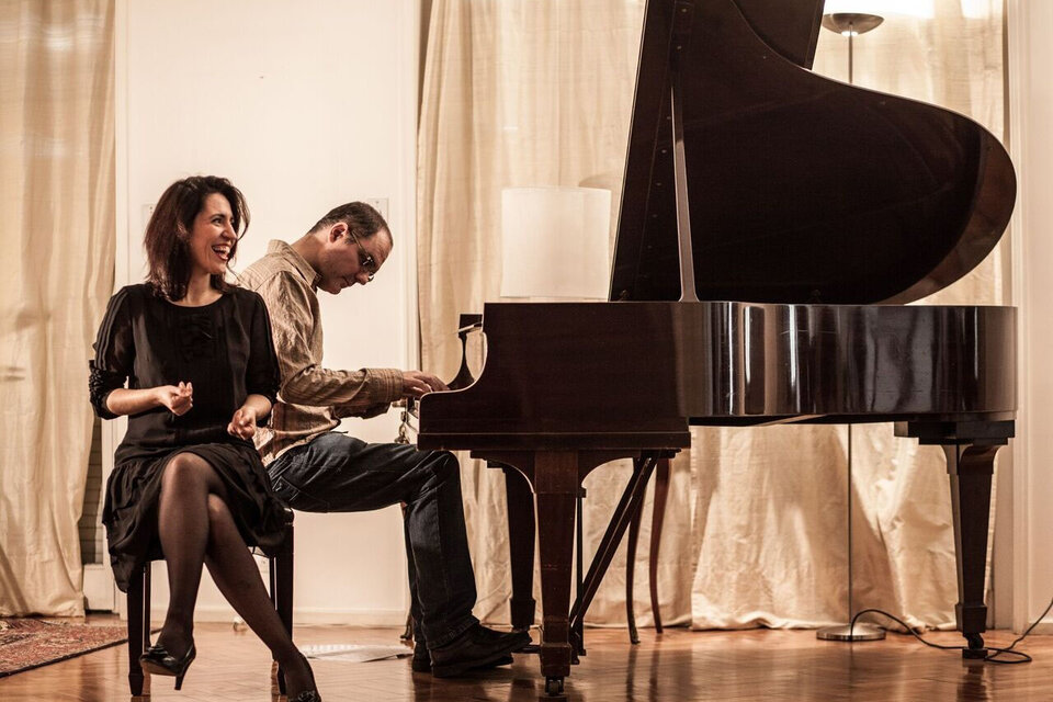 La cantante Lucrecia Aragón y el pianista Juan Grandi, autores de "Impredecible".