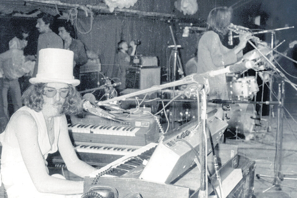 Adiós Sui Generis en el Luna Park. Los sintetizadores que se ven en la foto se los trajo Billy Bond a García de Nueva York en junio de 1974.
