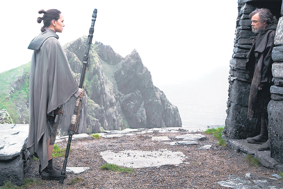 Daisy Riley como Rey frente a Mark Hamill como Luke Skywalker