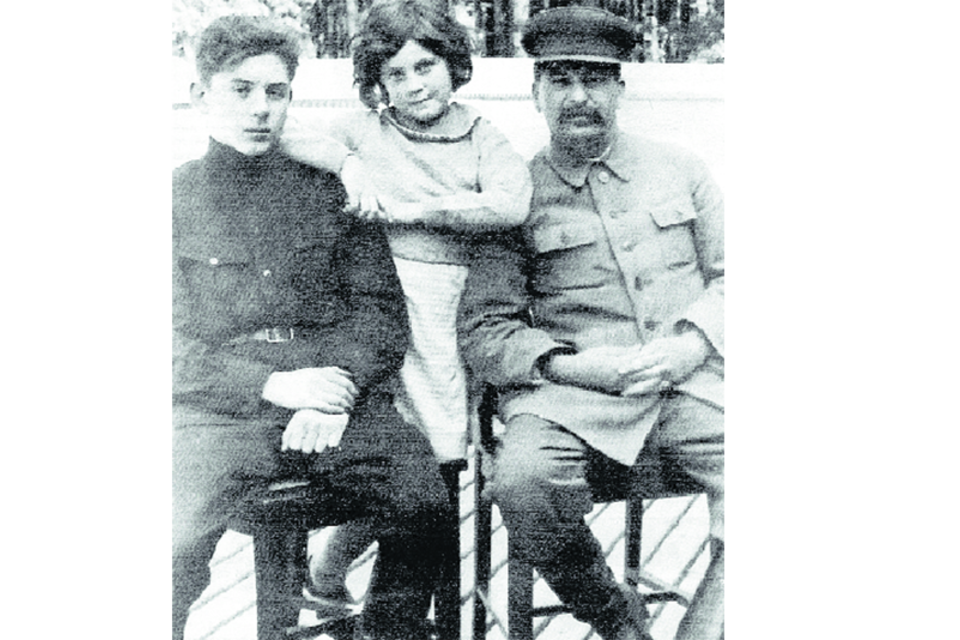 Stalin junto a sus hijos: Vasili y una Svetlana de 8 años.