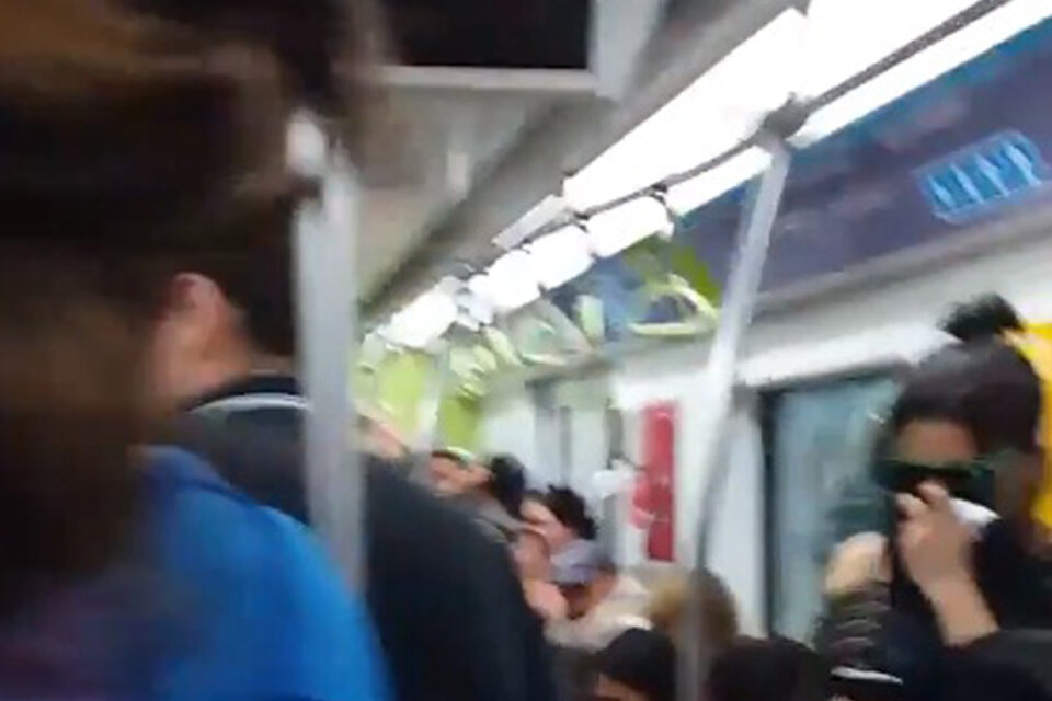 El gas afectó a los pasajeros del subte bajo Avenida de Mayo. (Fuente: Captura de pantalla)