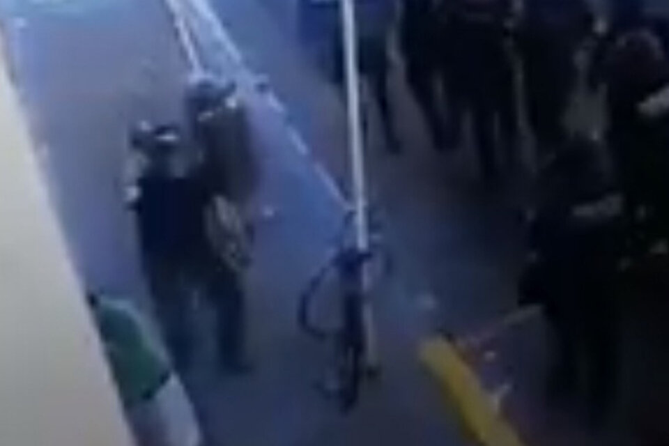 El momento en que los policías atacan a al anciano. (Fuente: Captura de pantalla)