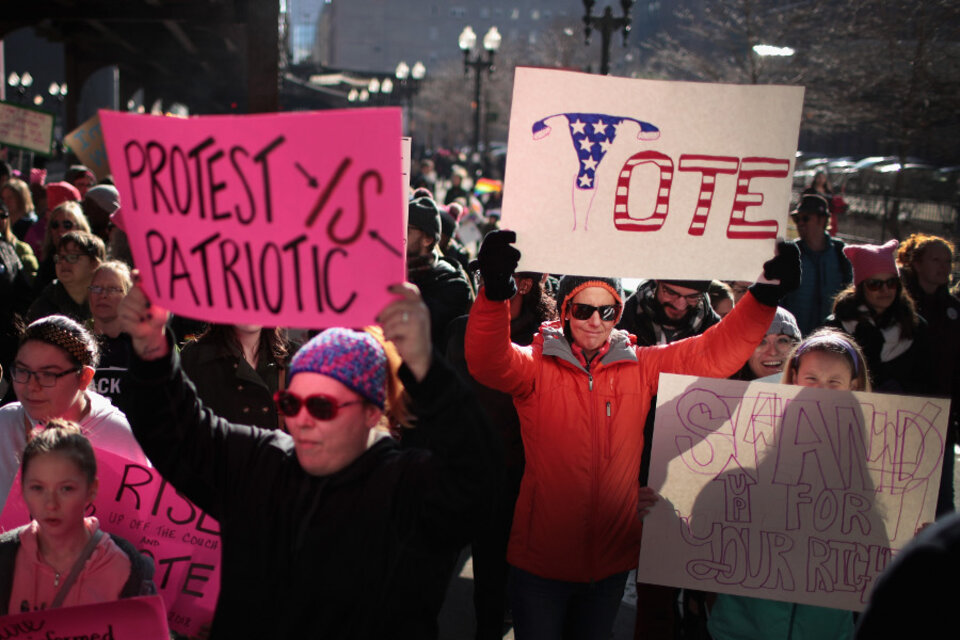 "La protesta es patriótica" y "Vota", algunos de los mensajes en las marchas. (Fuente: AFP)