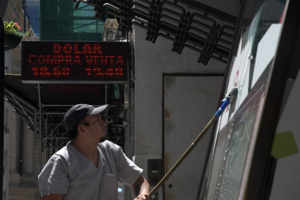A la espera del anuncio del Central, el dólar bajó dos centavos y cerró a 19,31 pesos. (Fuente: Télam)