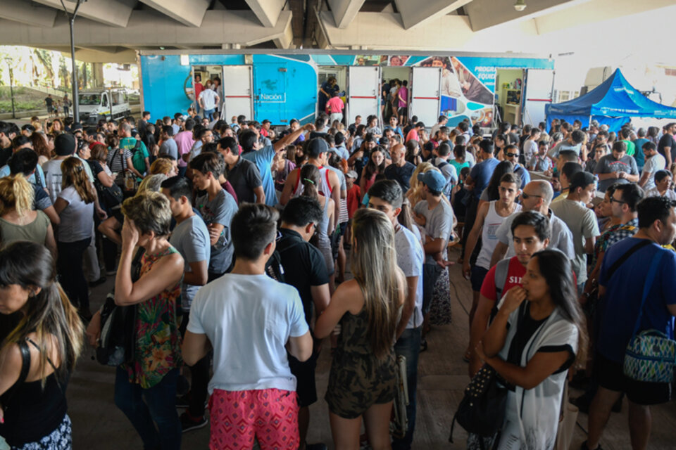 Los viajeros próximos a ir a Brasil hacen filas para vacunarse contra la fiebre amarilla. (Fuente: Télam)