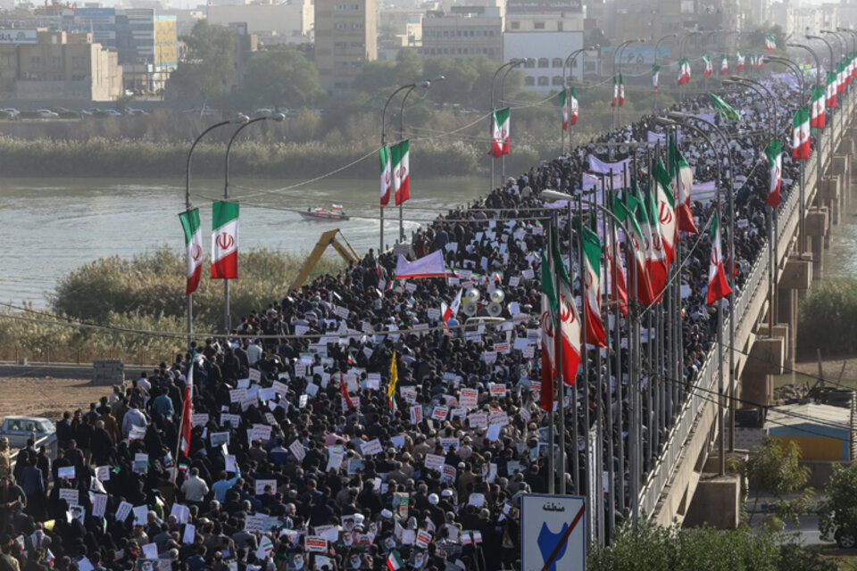 Miles e iraníes marchan en la ciudad de Ahvaz en apoyo de su gobierno. (Fuente: EFE)