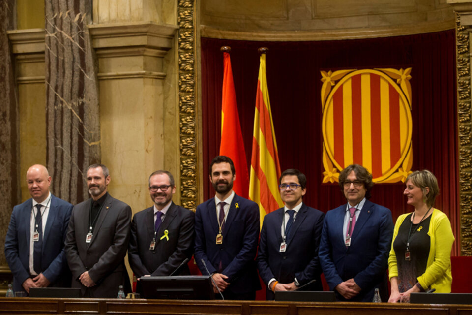 Roger Torrent, en el centro, tras ser investido como presidente del Parlament en Barcelona. (Fuente: EFE)