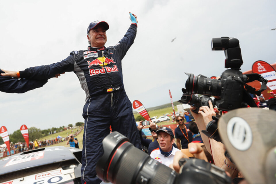 Sainz celebra en Córdoba su victoria en el Dakar. (Fuente: EFE)