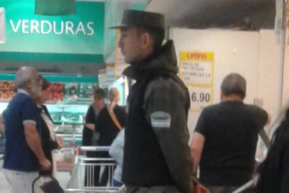 Un gendarme vigila a los clientes de La Anónima. (Fuente: Facebook Aguilera Iván Norberto)
