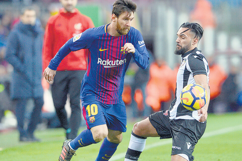 Messi maniobra ante un jugador del Levante. El rosarino abrió la cuenta en el triunfo de Barcelona. (Fuente: AFP)