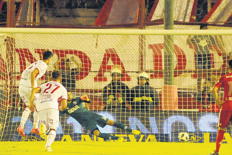 El penal convertido por Pussetto, el único gol del encuentro. (Fuente: Julio Martín Mancini)