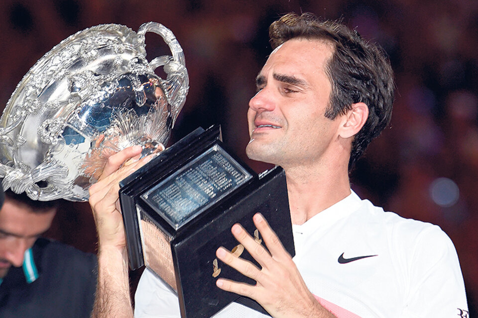 Roger Federer, con lágrimas en los ojos, y su sexto título de Australia, segundo consecutivo. (Fuente: AFP)