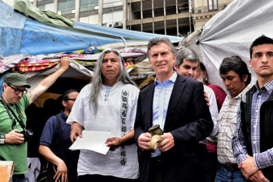 Macri, y detrás Marcos Peña, junto a Félix Díaz en el acampe qom, durante la campaña de 2015. (Fuente: Twitter)