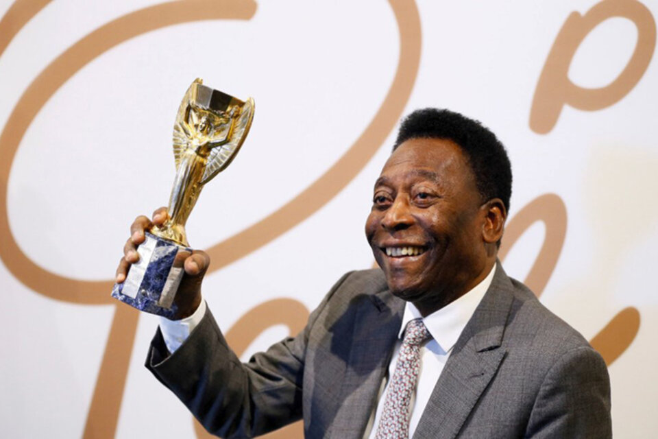 Pelé con una réplica de la Copa Jules Rimet: el astro está bien y en su casa. (Fuente: Twitter)