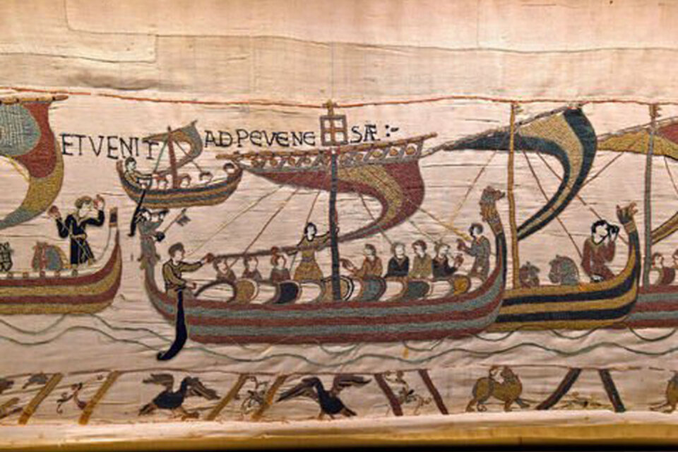 Un detalle del tapiz de Bayeux: los normandos llegan en barco a Gran Bretaña. (Fuente: Twitter)