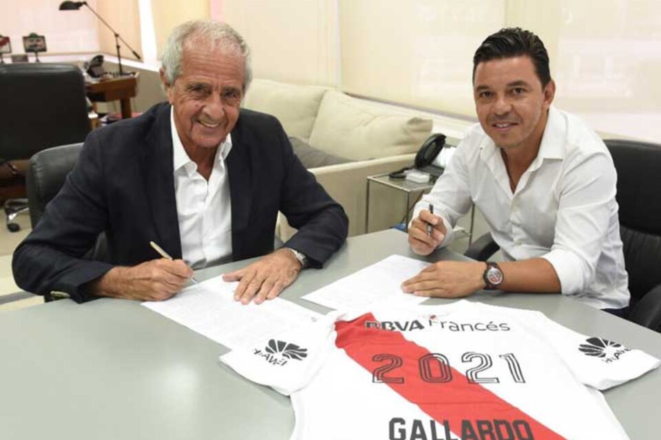 Gallardo y el presidente Rodolfo D'Onofrio en la firma del contrato. (Fuente: Twitter)