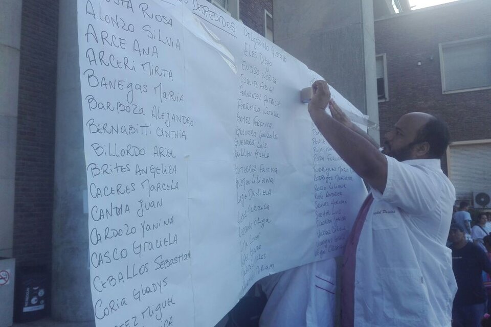 Los trabajadores colgaron en el frente del hospital la lista de los despedidos. (Fuente: Twitter)