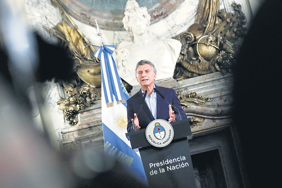 El presidente Mauricio Macri adelantó en la Casa Rosada que los funcionarios no tendrán aumento este año. (Fuente: EFE)