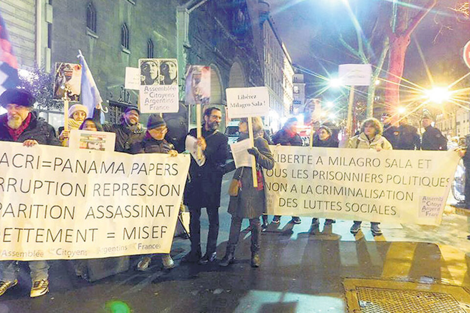 Ciudadanos argentinos residentes en París esperaron anoche a Mauricio Macri con carteles de protesta.