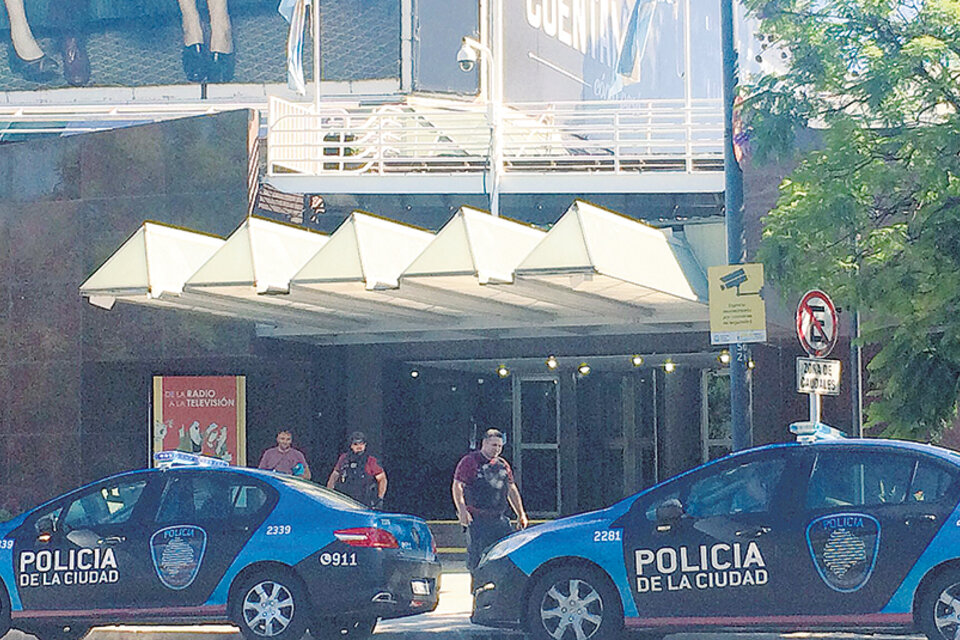 Los móviles policiales en la entrada de la TV Pública.