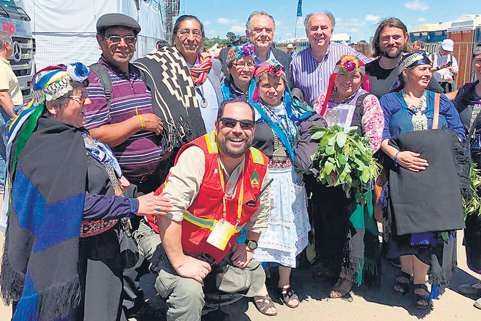 (De izq. a der.) Juan Namuncurá, Eduardo Valdés, Mario Cafiero y Juan Grabois junto a representantes de la comunidad mapuche.