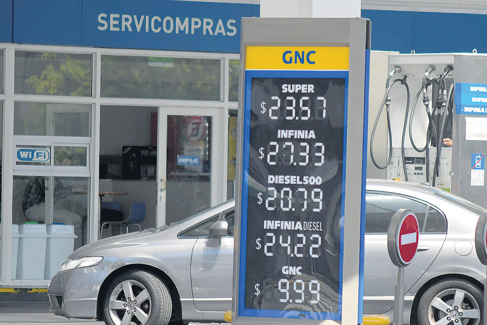 Los carteles de las estaciones de servicio ya reflejaron ayer los nuevos valores de los combustibles. (Fuente: Télam)