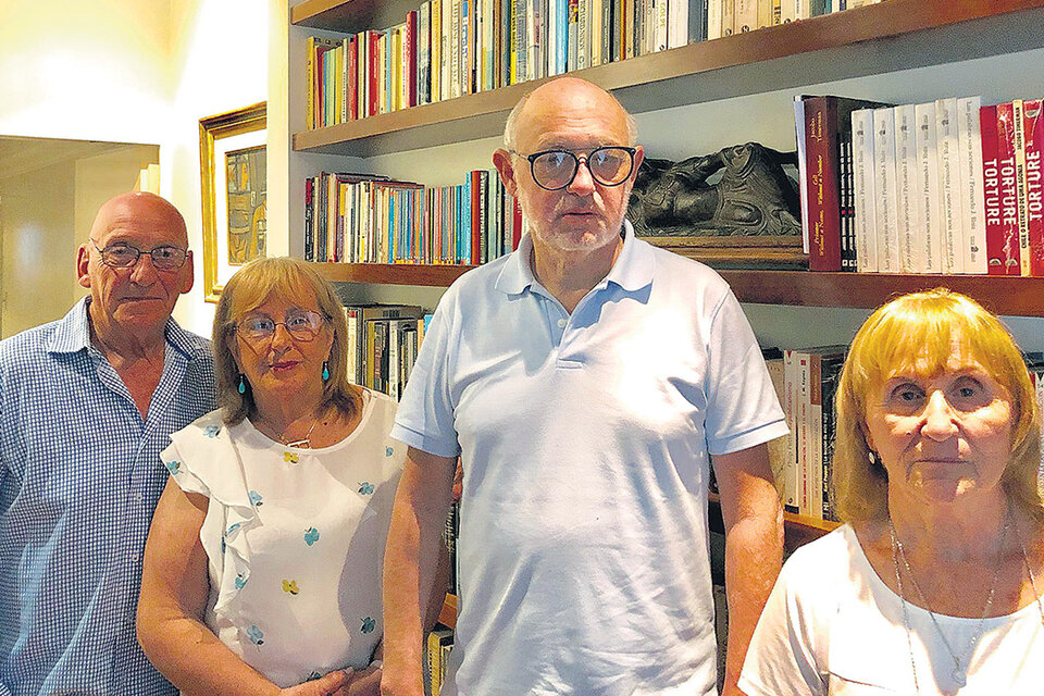 Olga y Juan Degtiar y Graciela Linial de Furman con Héctor Timerman en su casa, donde cumple arresto domiciliario.