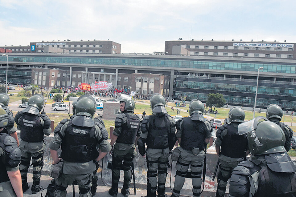 Un fuerte operativo de seguridad impidió que los manifestantes cortaran la autopista. (Fuente: Télam)