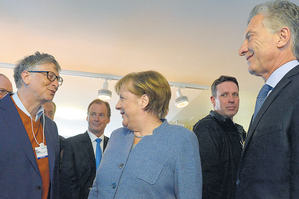 Mauricio Macri al momento de los saludos con Bill Gates y Angela Merkel en el Foro de Davos. (Fuente: Télam)