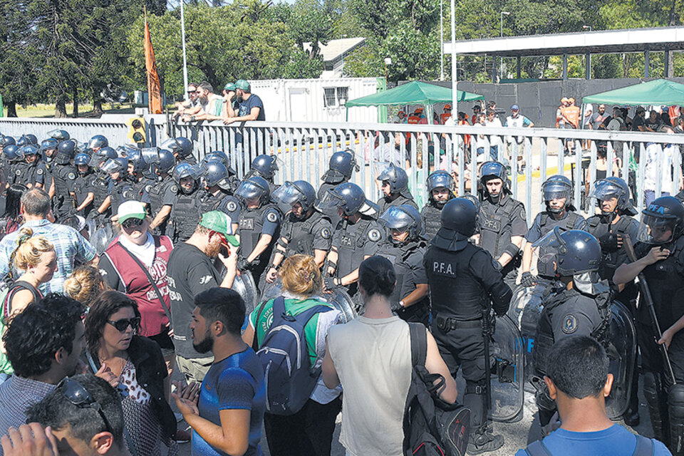 La masiva presencia policial generó momentos de tensión con los trabajadores, que buscan retrotraer los despidos. (Fuente: Télam)