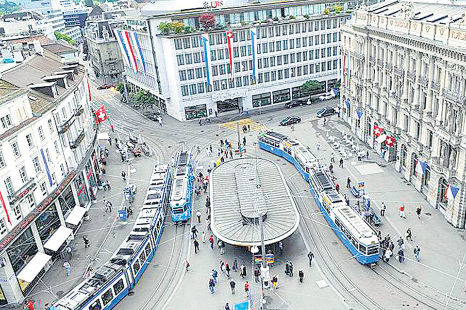 Paradeplatz, en Zurich, Suiza, es un símbolo del capital y del ocultamiento financiero.