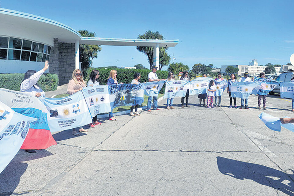 Familiares de los tripulantes del San Juan portan banderas y pancartas a las puertas de la Base Naval. (Fuente: Télam)