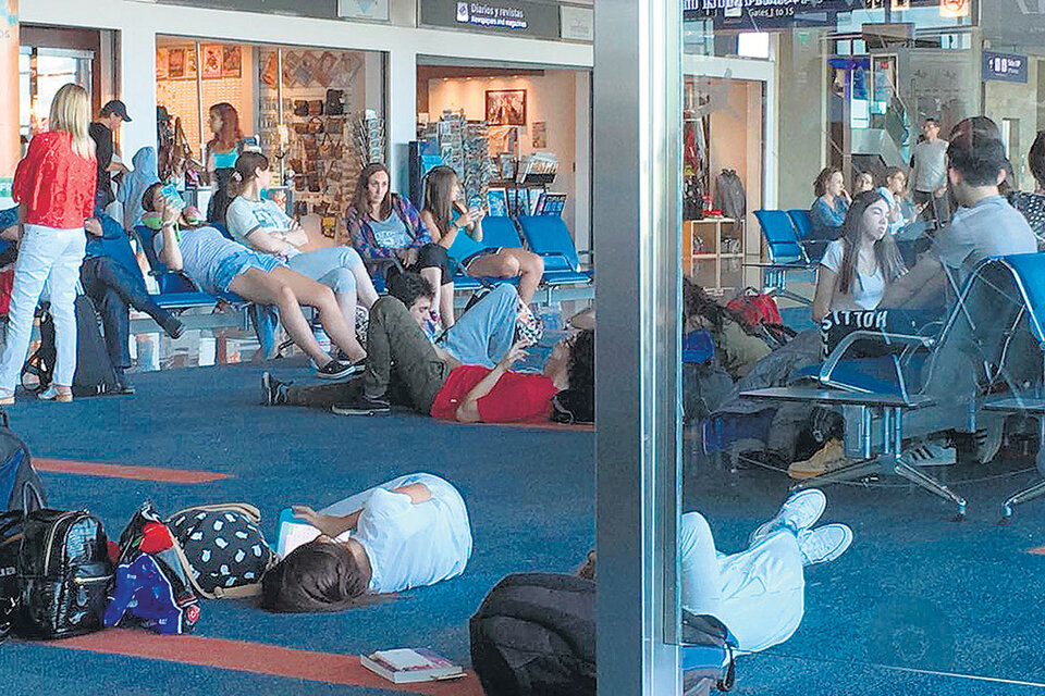 En el hall de Ezeiza, los pasajeros se recostaban en el piso para esperar la reanudación de los vuelos. (Fuente: Claudia Fernández)