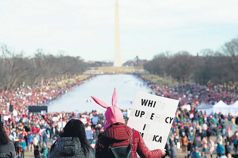En Washington, la masiva marcha con sus gorros simbólicos.