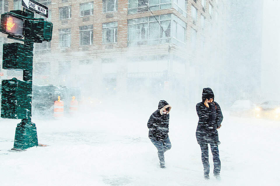 La intensa nevada, con vientos huracanados, hace muy difícil caminar por Nueva York. (Fuente: EFE)