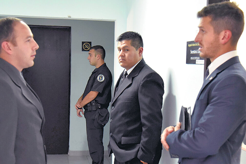 Juan Viana, a la izquierda, y Humberto Vilte, en el centro. A la derecha, el abogado de la Armada.