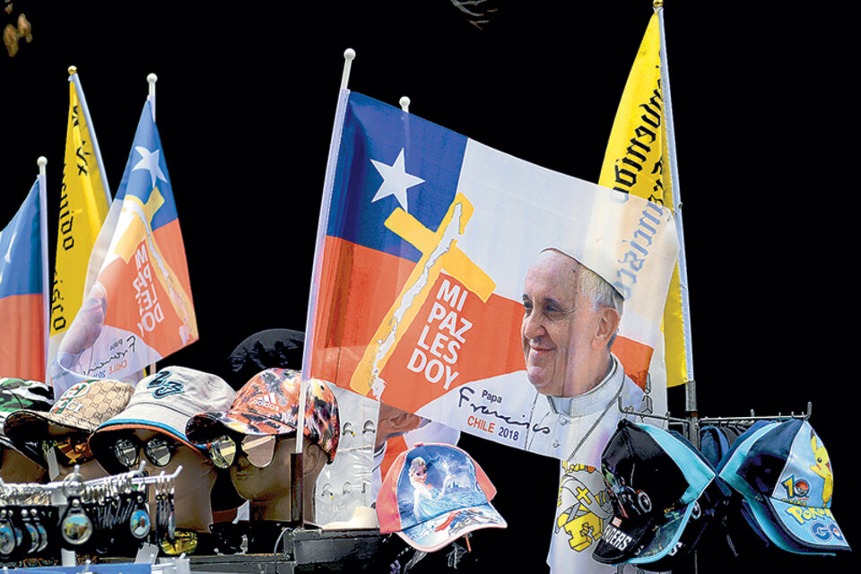 Merchandising papal en una vidriera de Santiago a horas de la llegada de Francisco. (Fuente: AFP)