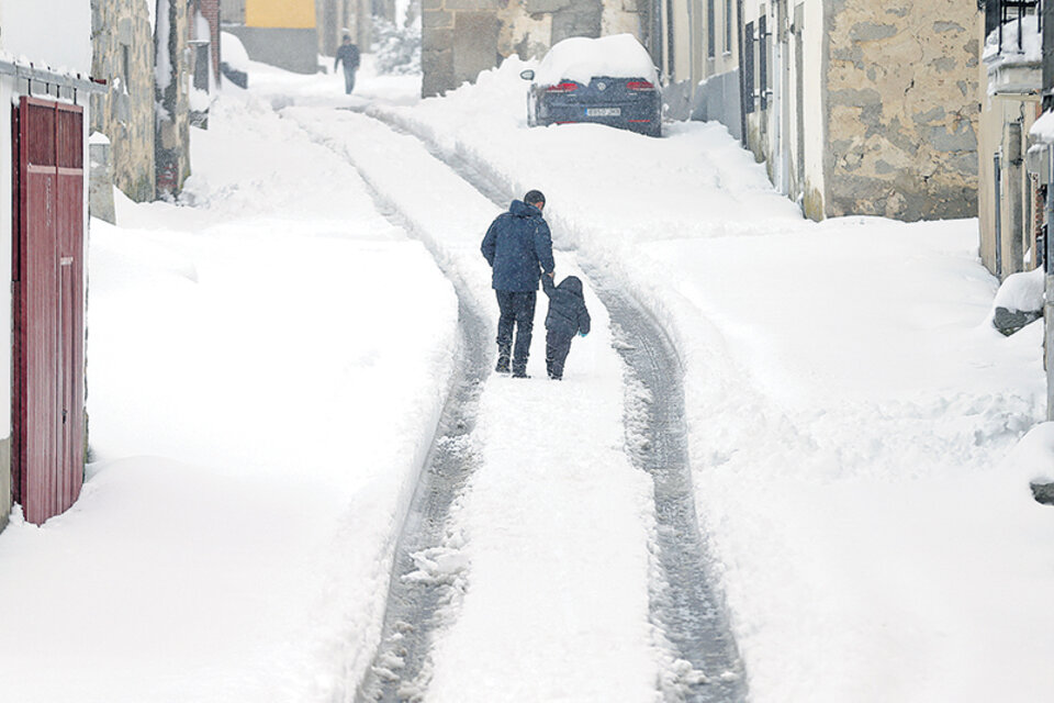El manto blanco también se desplegó en provincias como Segovia. En la foto una calle de Villacastin. (Fuente: AFP)