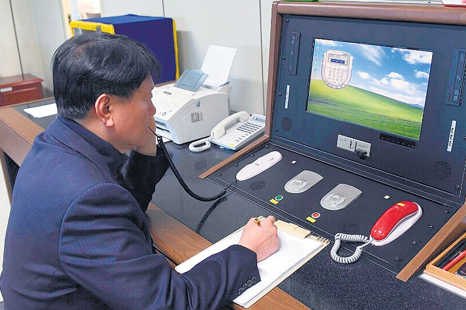 Un funcionario surcoreano comprueba la línea directa intercoreana instalada en la Zona de Seguridad Conjunta. (Fuente: AFP)