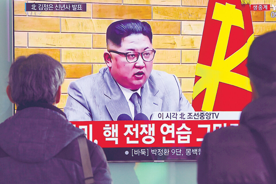 Kim, ataviado con traje y corbata gris, transmitió un mensaje televisado a su país.