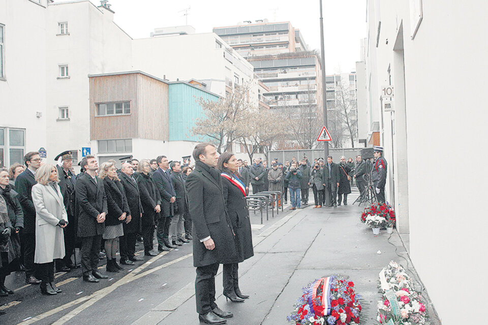 Macron, Hidalgo y un minuto de silencio frente al edificio de la redacción de Charlie Hebdo.