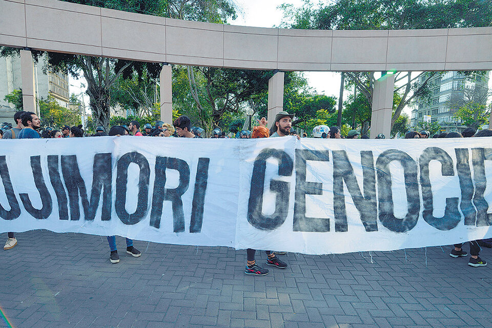 Manifestación en contra de la liberación del ex presidente Alberto Fujimori, acusado de genocidio.