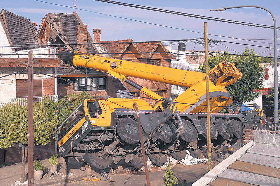 La grúa volcó al pasar la pileta por encima del techo e hicieron falta cinco grúas para levantarla. (Fuente: Télam)