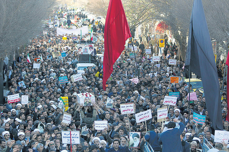 Miles de iraníes se manifiestan en favor del régimen ayer tras las protestas de esta semana. (Fuente: EFE)