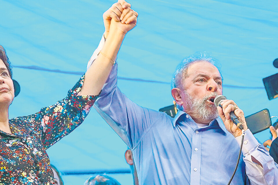 Lula, acompañado de Dilma, habló a una multitud calculada en unas 70 mil personas en Porto Alegre. (Fuente: AFP)